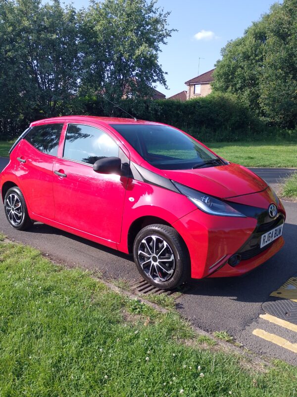 Toyota Aygo x vvt-i 5 door hatchback 2015 in red - Image 15