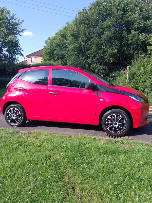 Toyota Aygo x vvt-i 5 door hatchback 2015 in red - Image 14