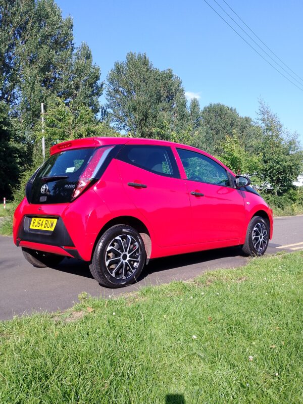 Toyota Aygo x vvt-i 5 door hatchback 2015 in red - Image 12
