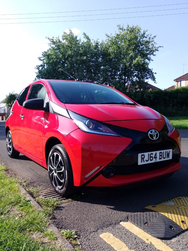 Toyota Aygo x vvt-i 5 door hatchback 2015 in red - Image 10