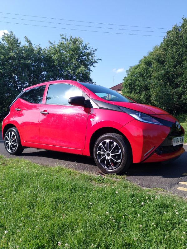 Toyota Aygo x vvt-i 5 door hatchback 2015 in red - Image 9