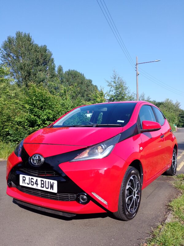 Toyota Aygo x vvt-i 5 door hatchback 2015 in red - Image 8