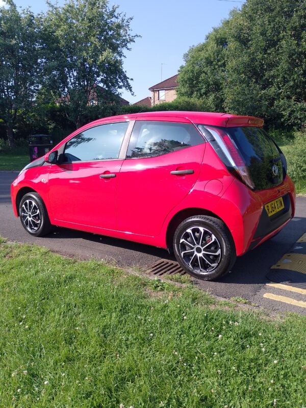 Toyota Aygo x vvt-i 5 door hatchback 2015 in red - Image 4