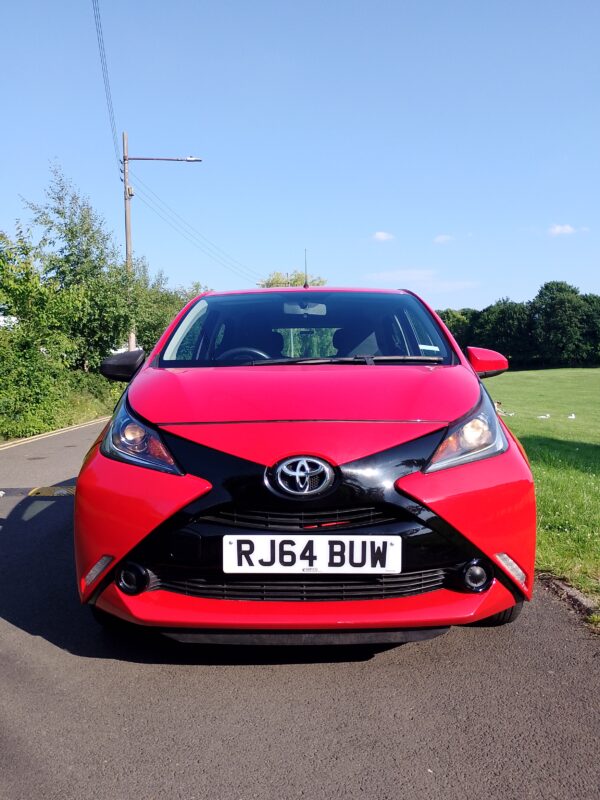 Toyota Aygo x vvt-i 5 door hatchback 2015 in red - Image 3