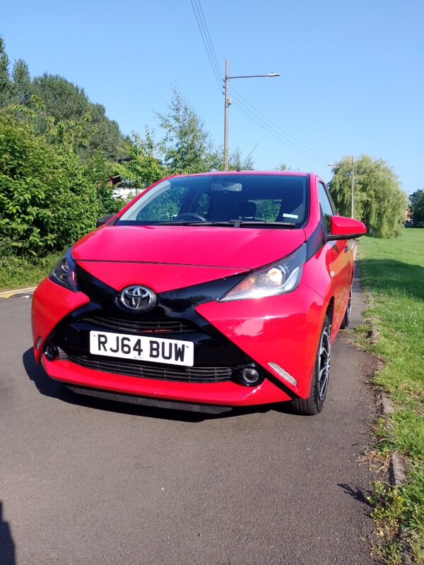 Toyota Aygo x vvt-i 5 door hatchback 2015 in red - Image 2