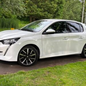 Peugeot 208 Allure Puretech s/s 5 door hatchback in white / 66075 miles